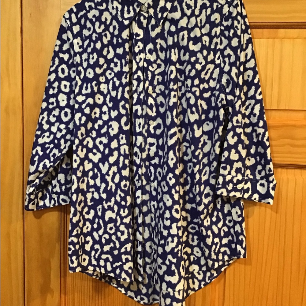 3/4 sleeve cotton blouse. Blue and white print